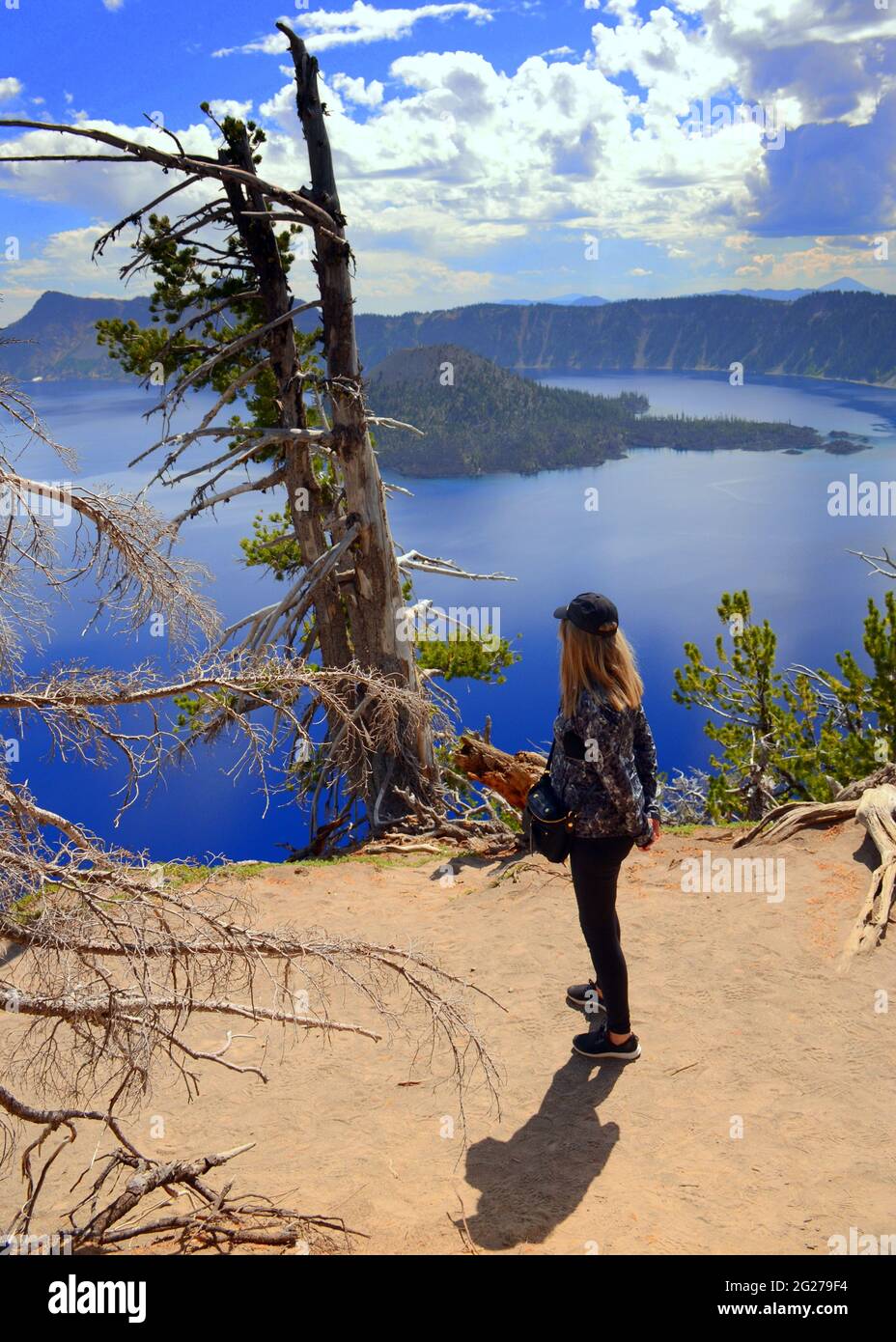 USA NATIONALPARKS; CRATER LAKE, OREGON; TIEFSTER SEE IN DEN USA; WIZARD ISLAND (MODEL RELEASE) Stockfoto