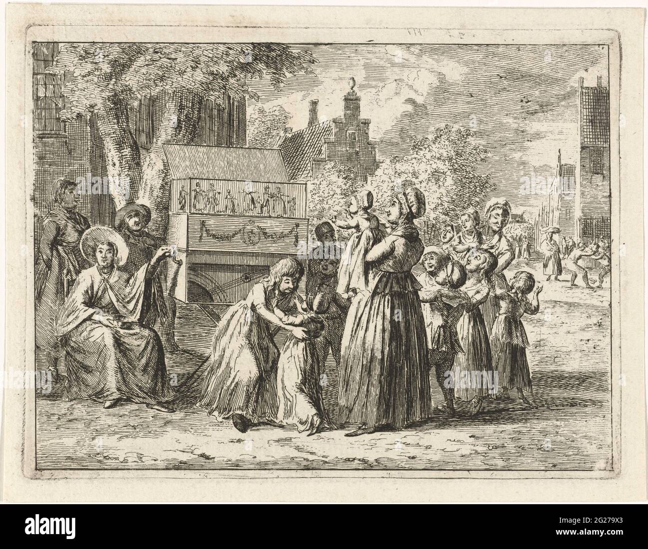 Straßenorgel. Eine sitzende Frau läuft an der Straßenorgel. Kinder und andere Zuschauer, die um die Orgel tanzen. Eine Frau hält ein Kind auf dem Arm. Stockfoto