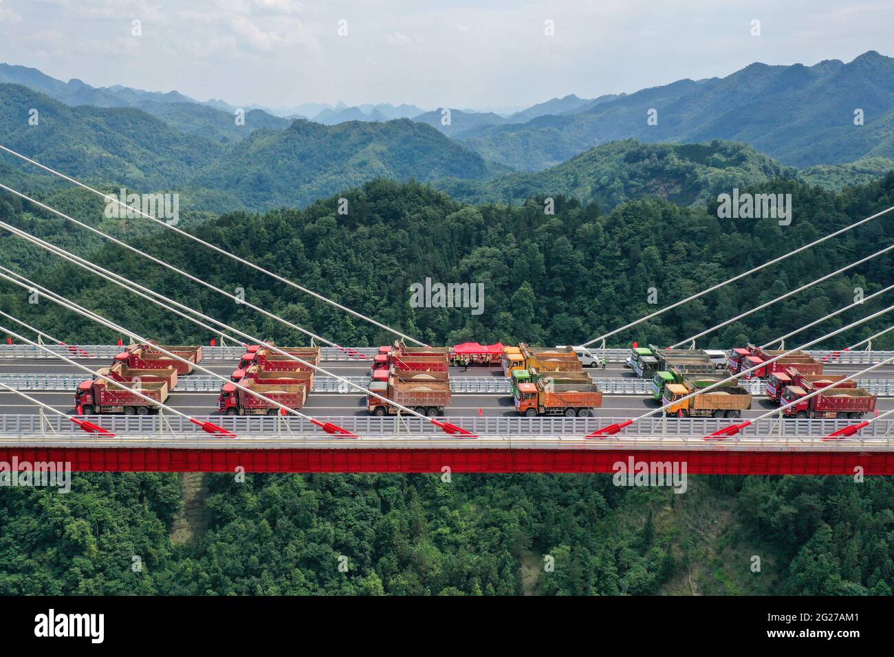 Führung, China. Juni 2021. Die Yunwu-Autobahnbrücke nimmt am 08. Juni 2021 den 840-Tonnen-Lasttest in Guiding, Guizhou, China, ab.(Foto: TPG/cnsphotos) Quelle: TopPhoto/Alamy Live News Stockfoto