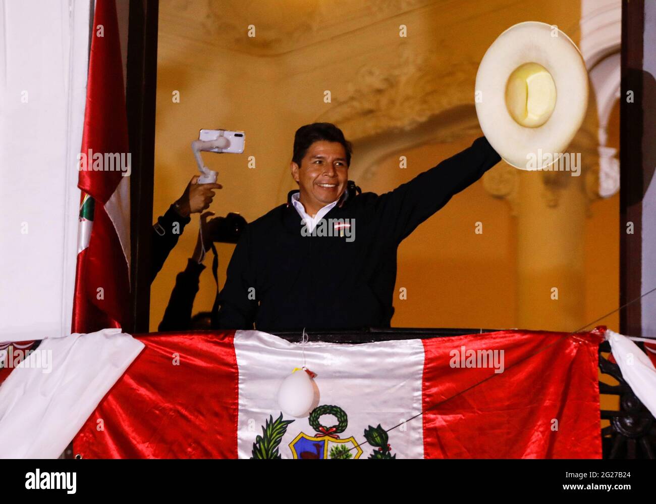 Der peruanische Präsidentschaftskandidat Pedro Castillo spricht am 8