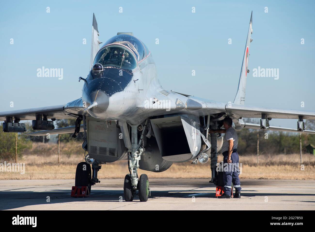 Ein Techniker der bulgarischen Luftwaffe überprüft nach einer Trainingsmission einen MiG-29UB-Kampfjet. Stockfoto