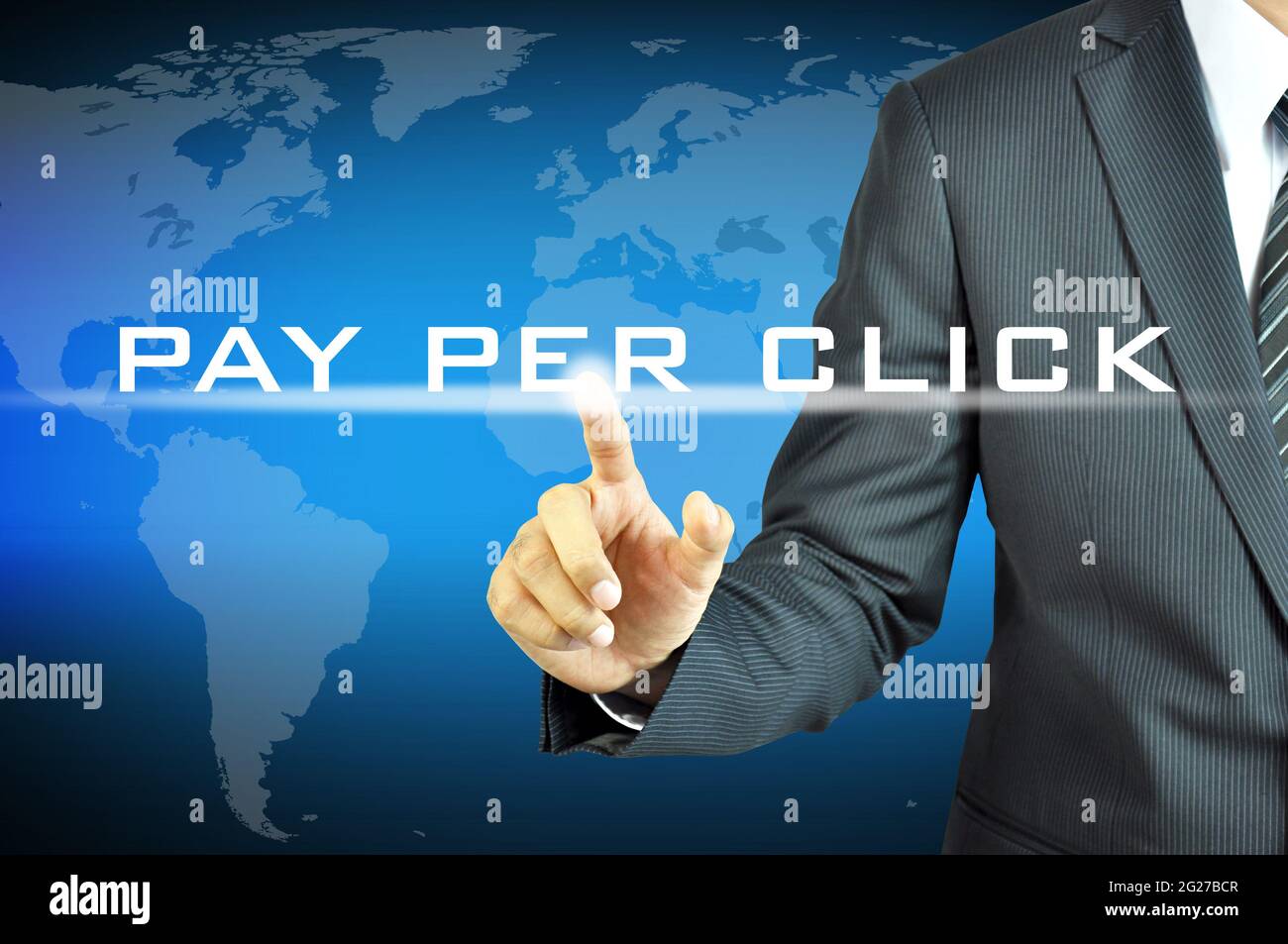 Geschäftsmann berühren PAY PER CLICK-Zeichen auf dem virtuellen Bildschirm Stockfoto