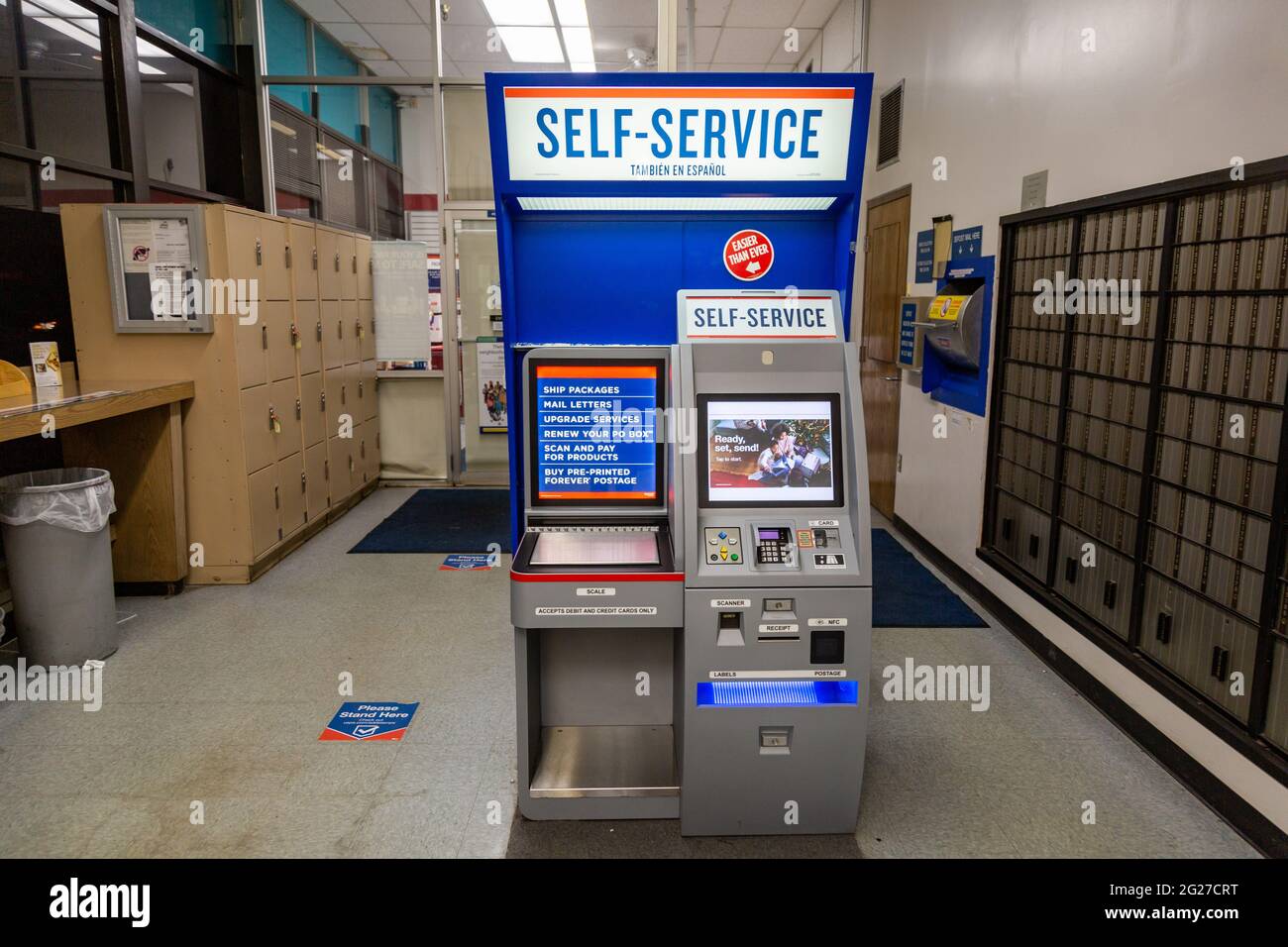 Der Self-Service-Kiosk in der Lobby der Northwood Station des US Post Office in Fort Wayne, Indiana, USA. Stockfoto