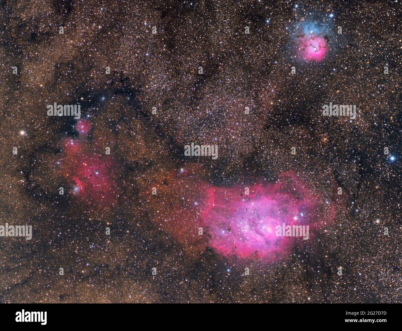 Das Schütze-Triplet mit Messier 8, Messier 20 und NGC 6559. Stockfoto