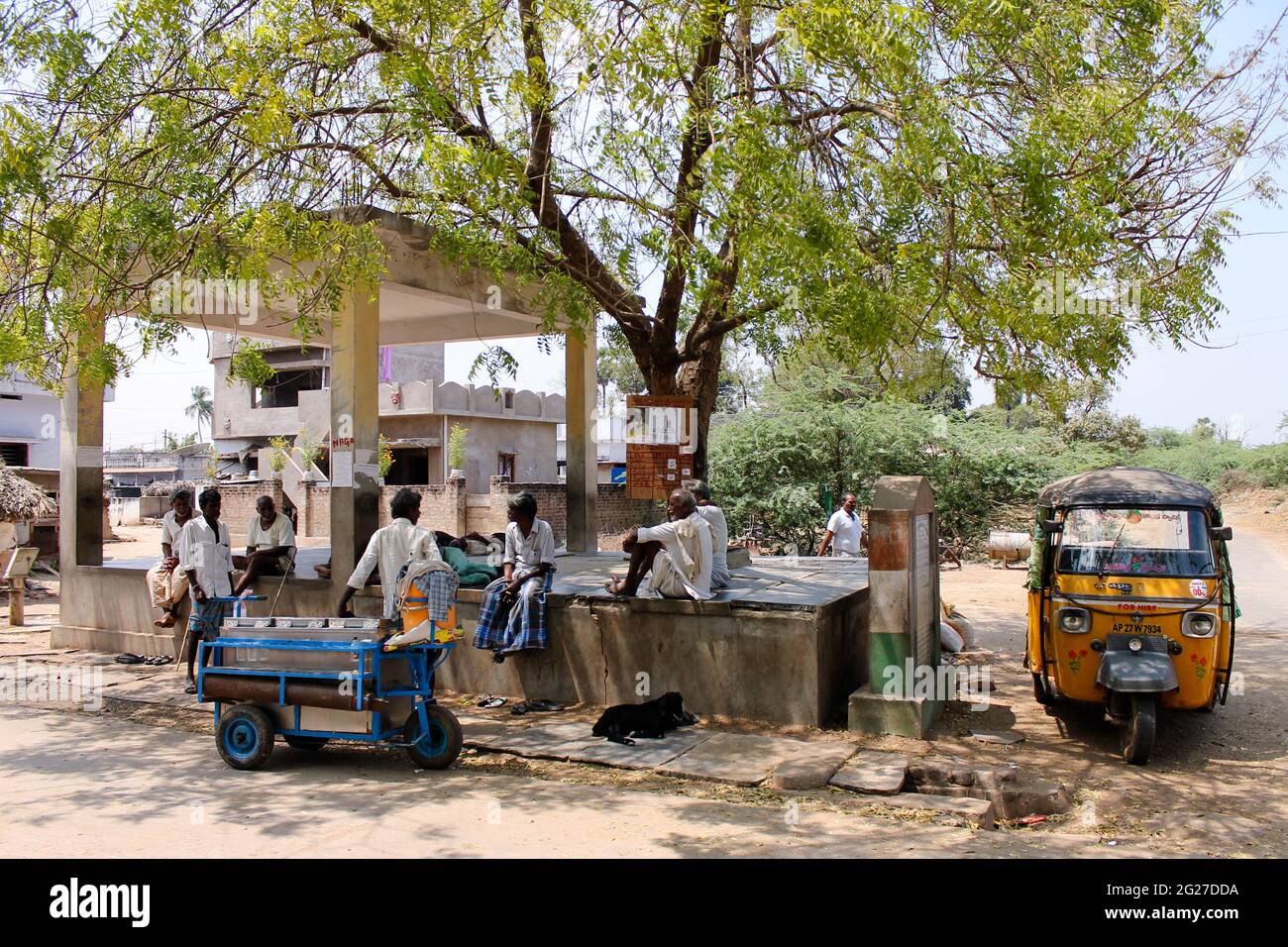 Ländliche indische Dorf Menschen unter einem Baum reden Stockfoto
