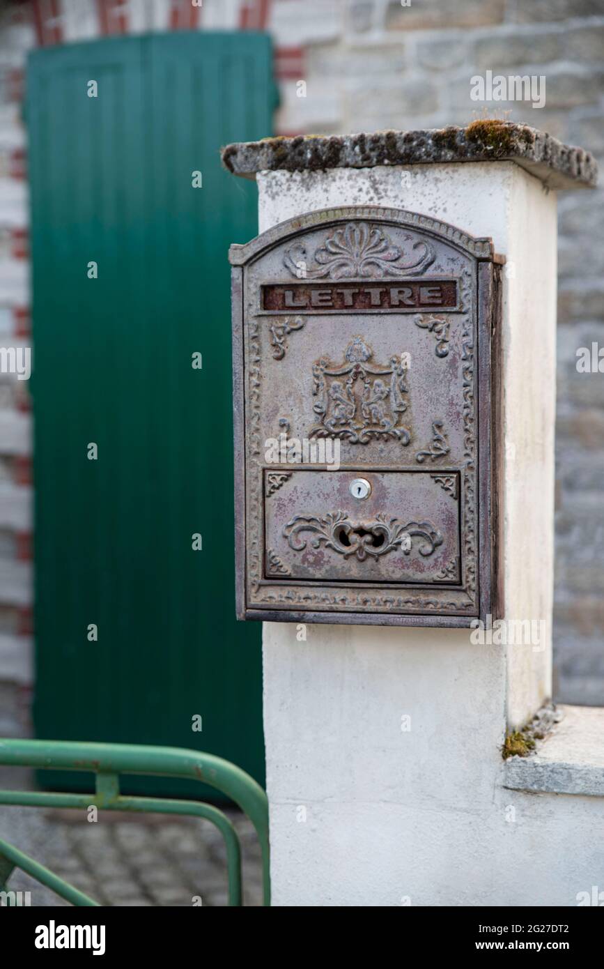 Nahaufnahme eines alten Briefkastens an der Außenwand eines Hauses Stockfoto