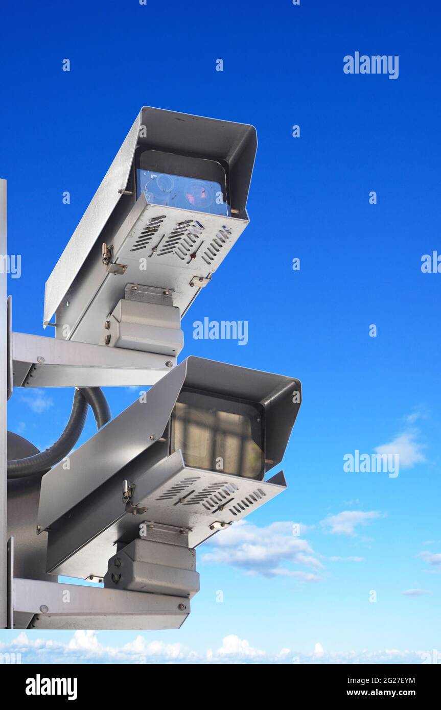 CCTV- oder Überwachungskameras auf blauem Himmel Hintergrund Stockfoto