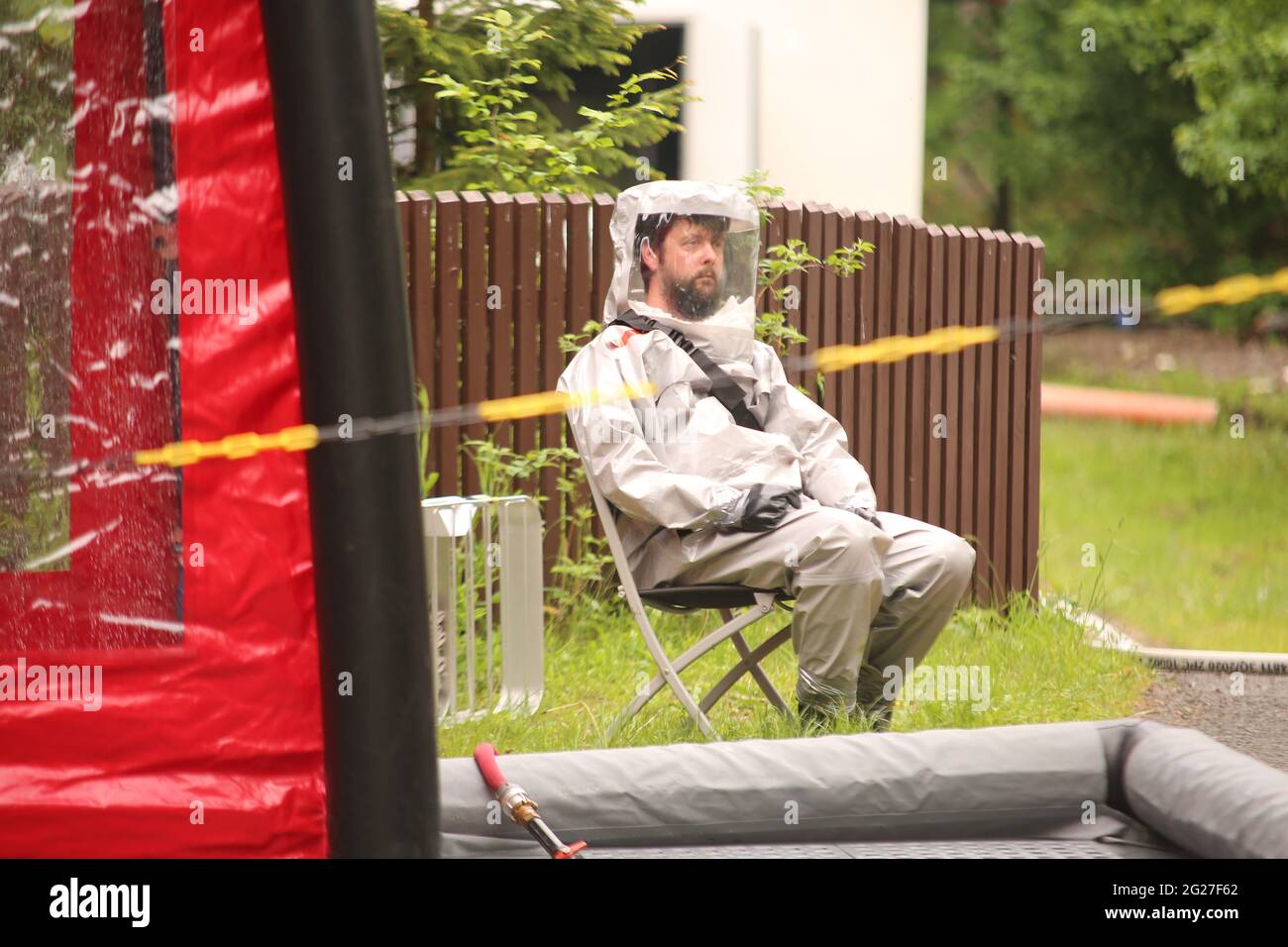 Elend, Deutschland. Juni 2021. Feuerwehrleute sind nach einem Chlorgas-Unfall im Waldseebad Elend im Einsatz. Bei Arbeiten an einer Chloranlage im Freibad Waldsee im Harz Elend wurde eine Person leicht verletzt. Nach Angaben der Polizei in Halberstadt (Kreis Harz) ist es am Dienstag bei der Inbetriebnahme der Anlage aus zunächst ungeklärten Gründen zu einem Unfall gekommen. Dadurch entkam Chlorgas. Quelle: Matthias Bein/dpa-Zentralbild/ZB/dpa/Alamy Live News Stockfoto