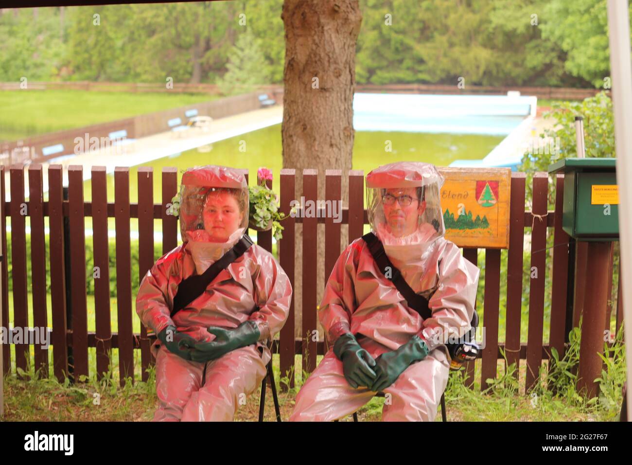 Elend, Deutschland. Juni 2021. Feuerwehrleute sind nach einem Chlorgas-Unfall im Waldseebad Elend im Einsatz. Bei Arbeiten an einer Chloranlage im Freibad Waldsee im Harz Elend wurde eine Person leicht verletzt. Nach Angaben der Polizei in Halberstadt (Kreis Harz) ist es am Dienstag bei der Inbetriebnahme der Anlage aus zunächst ungeklärten Gründen zu einem Unfall gekommen. Dadurch entkam Chlorgas. Quelle: Matthias Bein/dpa-Zentralbild/ZB/dpa/Alamy Live News Stockfoto