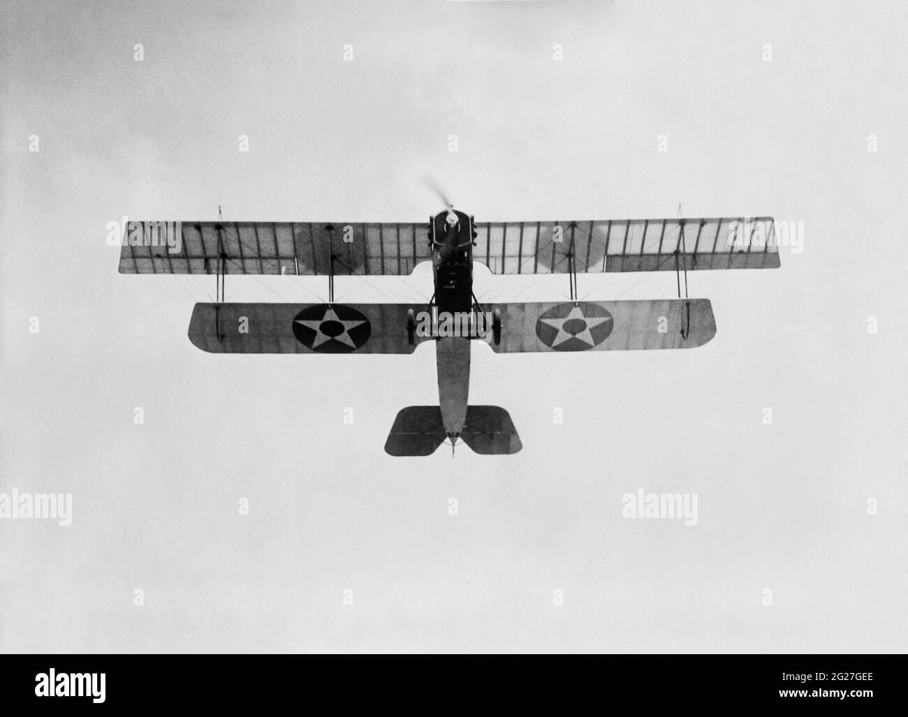 Ein Marine-Doppeldecker, der während des Ersten Weltkriegs eine Schleife durchführte Stockfoto