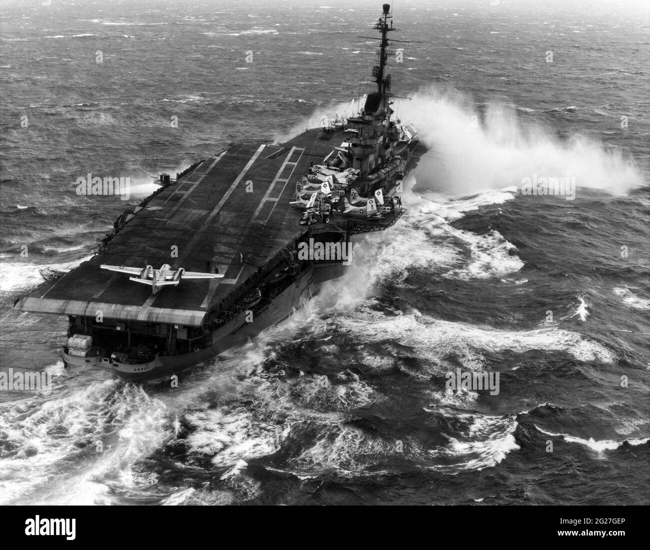 Flugzeugträger USS Essex (CVA-9), der in schwerer See Spray über den Bug sprüht. Stockfoto