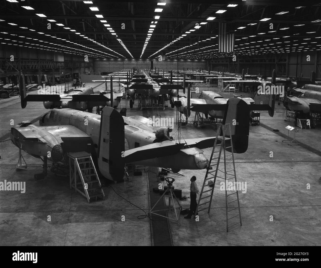 B-25 Mitchell Flugzeuge auf dem Boden einer Montageanlage. Stockfoto