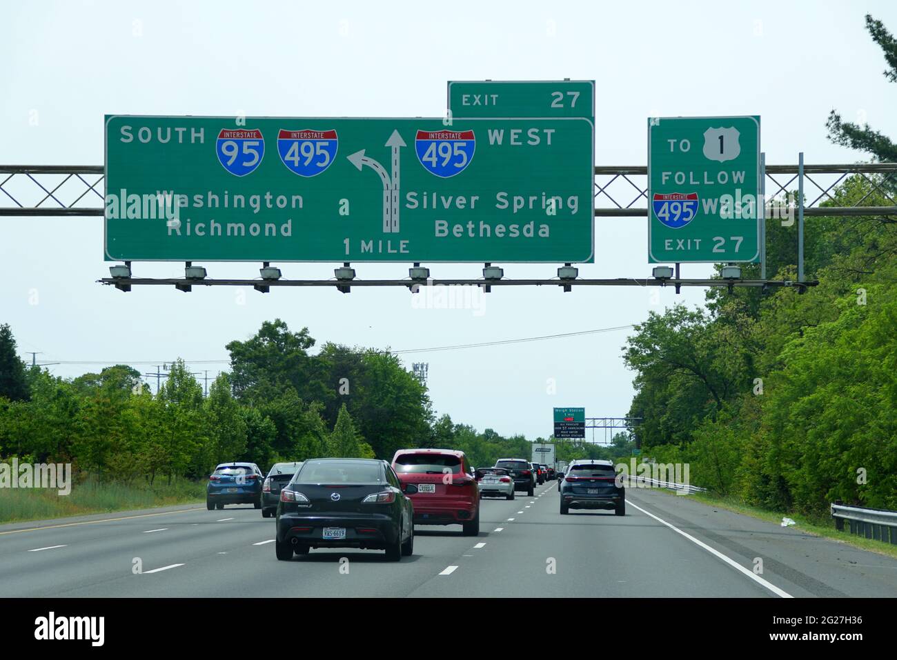 Maryland, USA - 17. Mai 2021 - der Verkehr auf der Interstate 95 South und 495 teilt sich in Richmond, Silver Spring, Bethesda und Washington DC auf Stockfoto