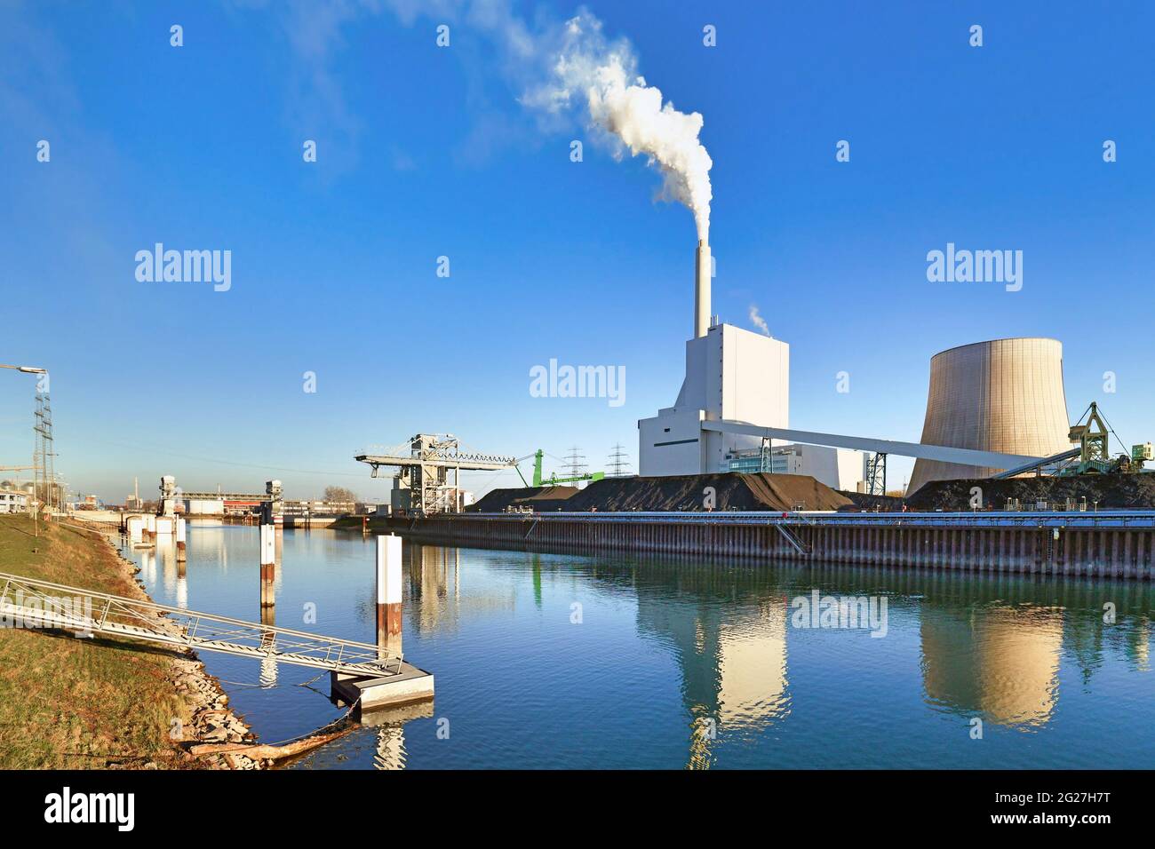 Das Dampfkraftwerk am Rhein in Karlsruhe wurde zur Strom- und Fernwärmeerzeugung aus Steinkohle eingesetzt Stockfoto