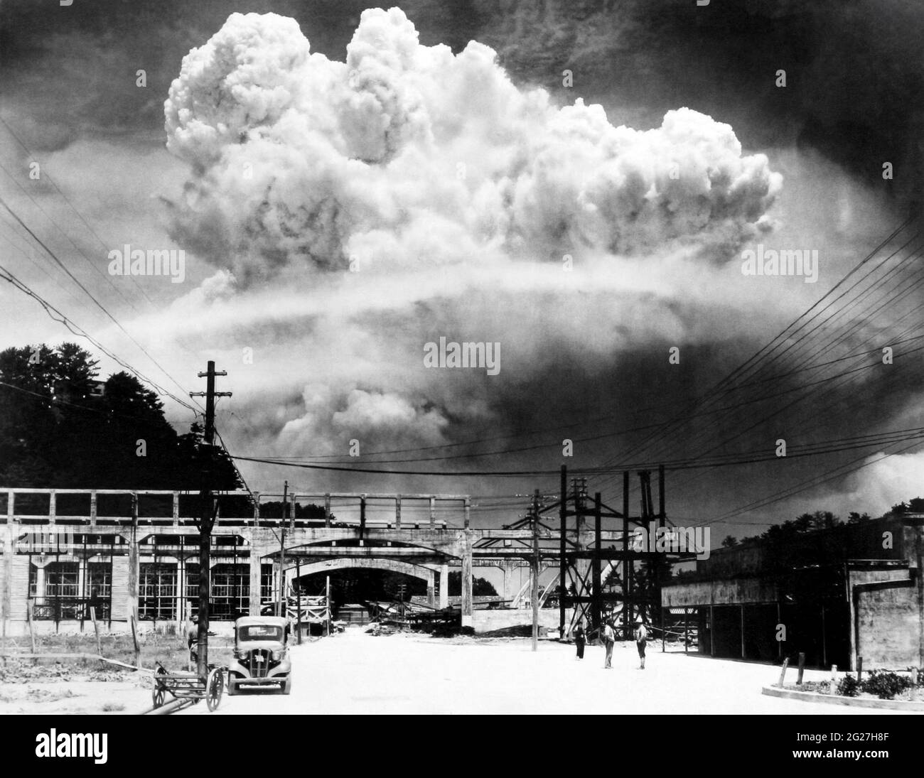 Eine massive atomare Wolke radioaktiver Trümmer über Nagasaki, Japan. Stockfoto