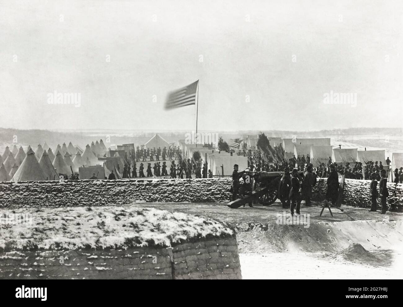 Unionssoldaten, die sich darauf vorbereiten, Kanonen in Fort Richardson in Arlington, Virginia, zu schießen. Stockfoto