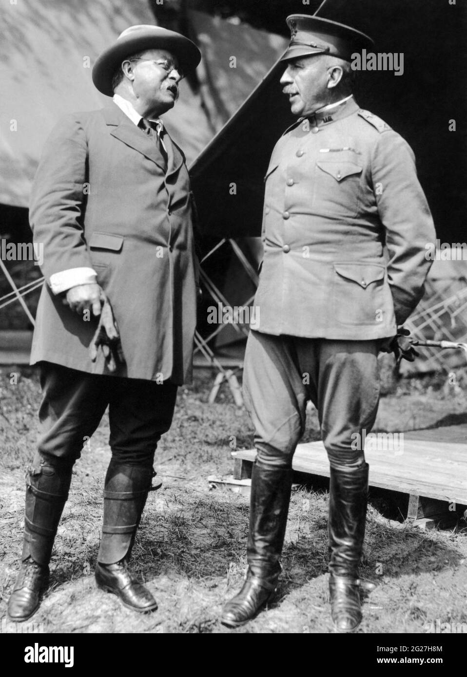 Theodore Roosevelt führte während des Ersten Weltkriegs ein tiefes Gespräch mit General Leonard Wood. Stockfoto
