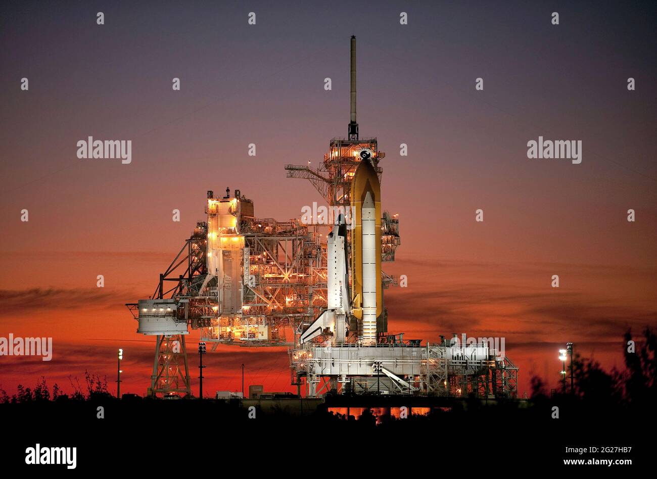 Space Shuttle Atlantis steht auf dem Startplatz in Cape Canaveral, Florida, für den Start bereit. Stockfoto
