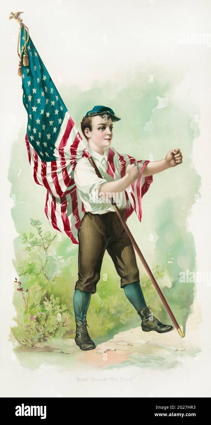 Ein kleiner Junge, der eine Mütze der Union Army trägt, eine US-Flagge unterstützt und seine Fäuste zusammenhält. Stockfoto