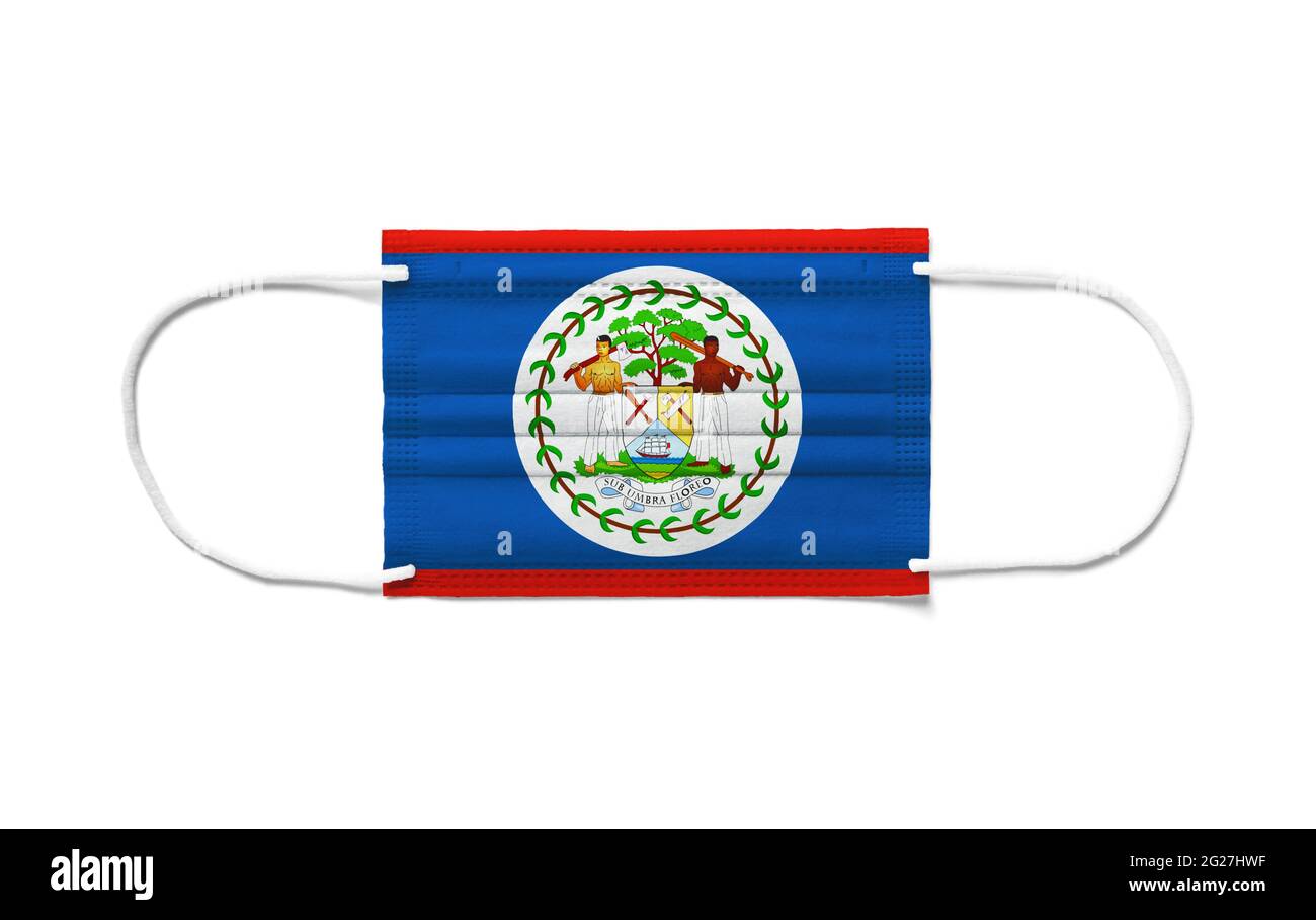 Flagge von Belize auf einer Einweg-OP-Maske. Weißer Hintergrund isoliert Stockfoto