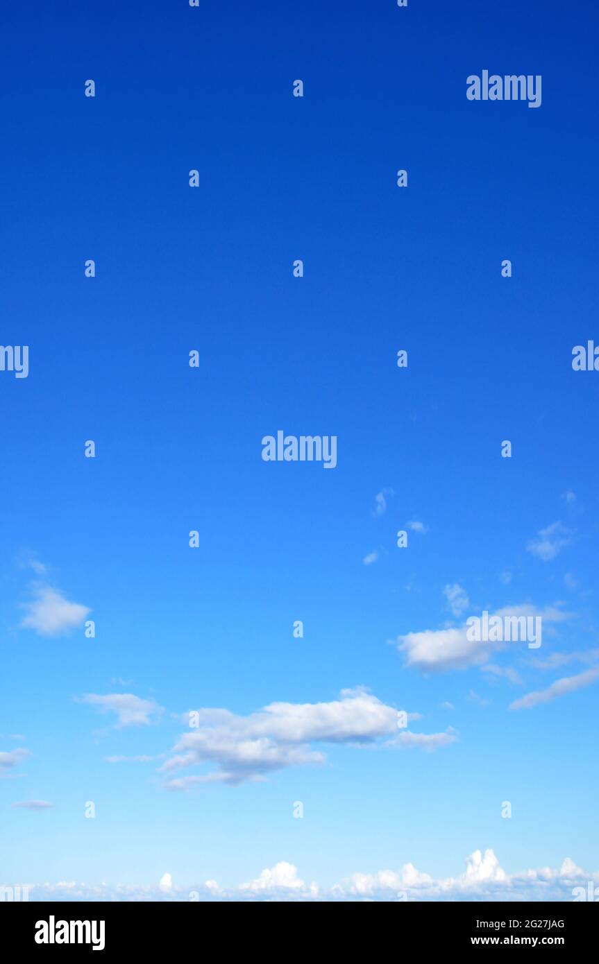 Blauer Himmel mit einigen Wolken Stockfoto