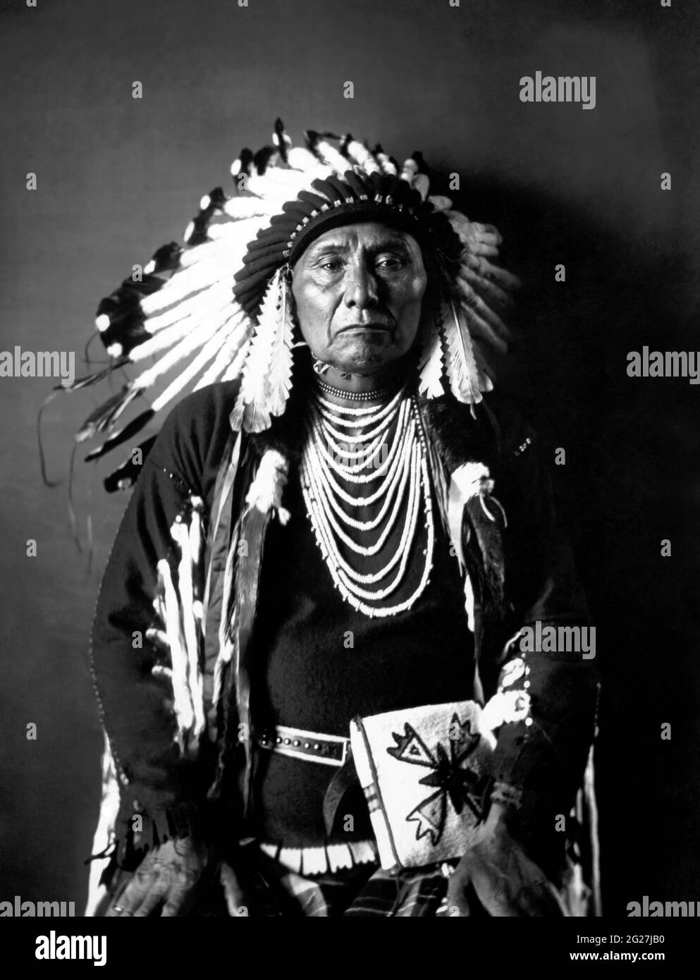 Chief Joseph vom Stamm der Nez Perce in voller traditioneller Stammeskleidung, um 1900. Stockfoto