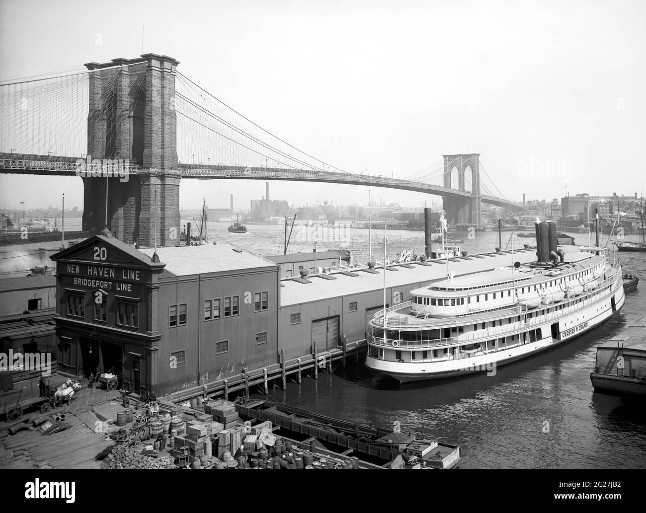 Die Brooklyn Bridge und der Terminal der New Haven-Bridgeport Line mit dem Dampfschiff Chester W. Chapin. Stockfoto