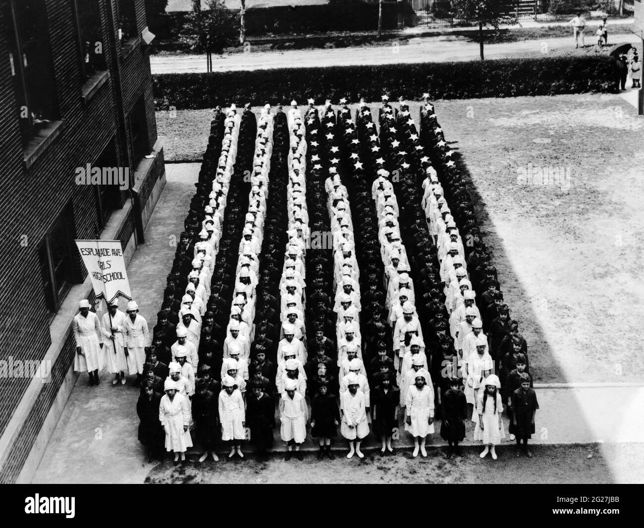 Blick auf eine menschengeformte lebende Flagge von Mitgliedern des Junior Red Cross, New Orleans, Louisiana. Stockfoto