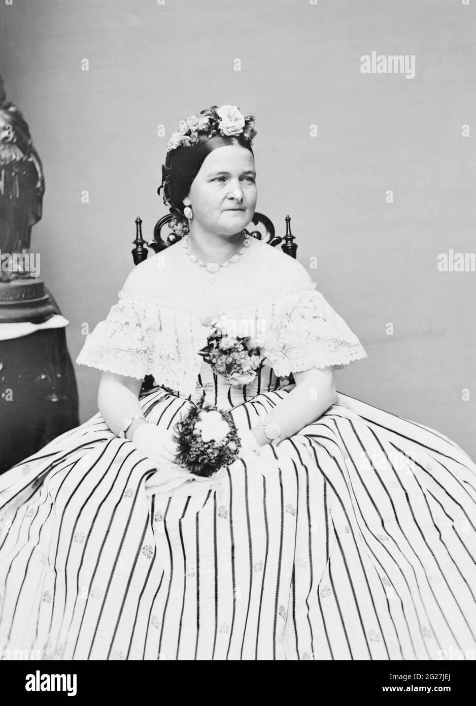 Porträt der First Lady Mary Todd Lincoln im Reifrock, um 1861. Stockfoto