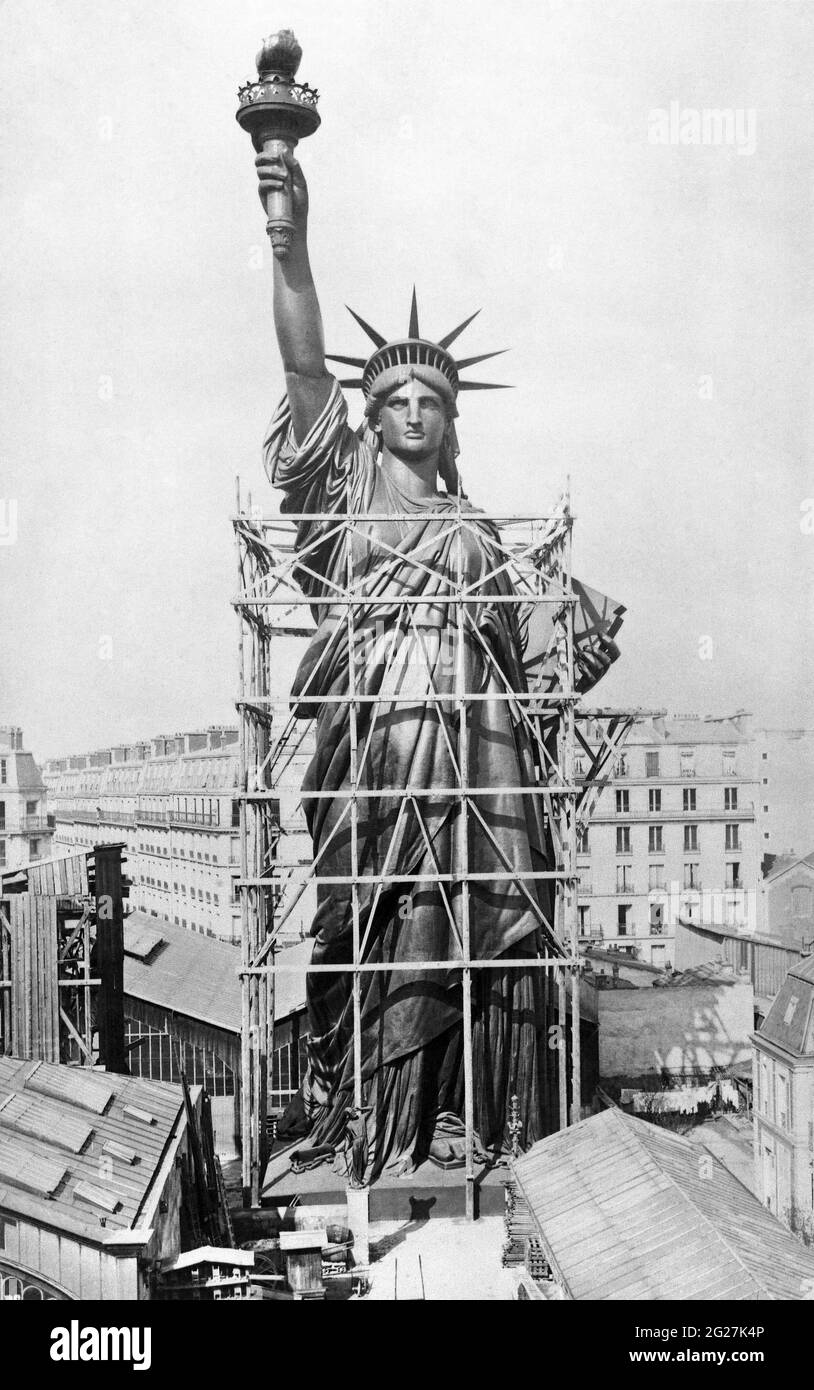 Die Freiheitsstatue, während sie 1884 in Paris, Frankreich, errichtet wurde. Stockfoto