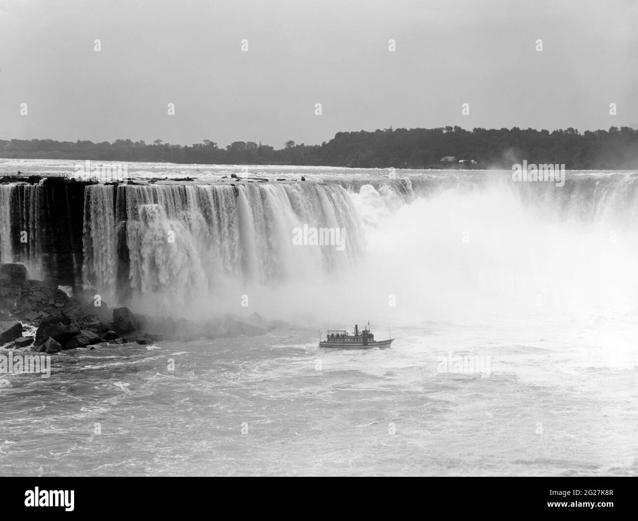 Bootstour am Fuße der Horseshoe Falls entlang der Grenze zwischen den USA und Kanada, um 1900. Stockfoto