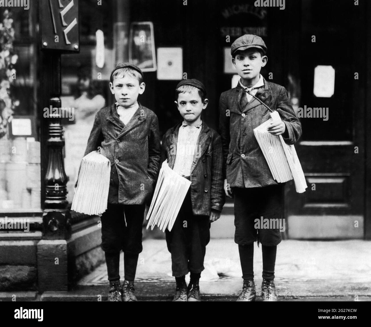 Drei junge Jungen in Philadelphia, die ihren Lebensunterhalt durch den Verkauf von Zeitungen bestreiten konnten, 1910. Stockfoto