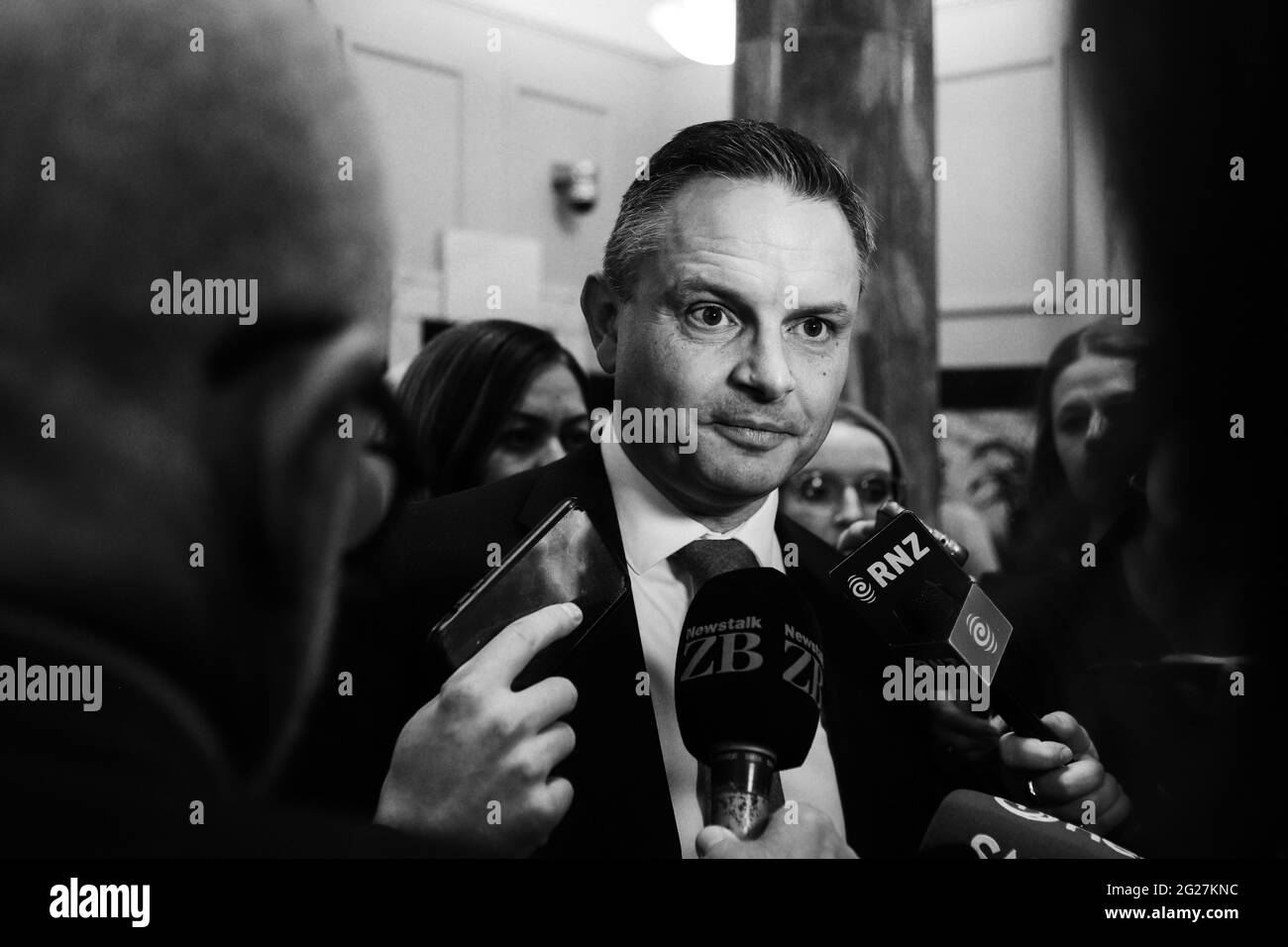 Wellington, Neuseeland, 9. Juni 2021. Der neuseeländische Klimaminister James Shaw spricht mit Reportern über die Veröffentlichung des Abschlussberichts der Klimakommission am Tag, an dem Premierminister Jacinda Ardern sagte, dass Maßnahmen zum Klimawandel eine Frage von „Leben oder Tod“ sei. Quelle: Lynn Grieveson/Alamy Live News Stockfoto