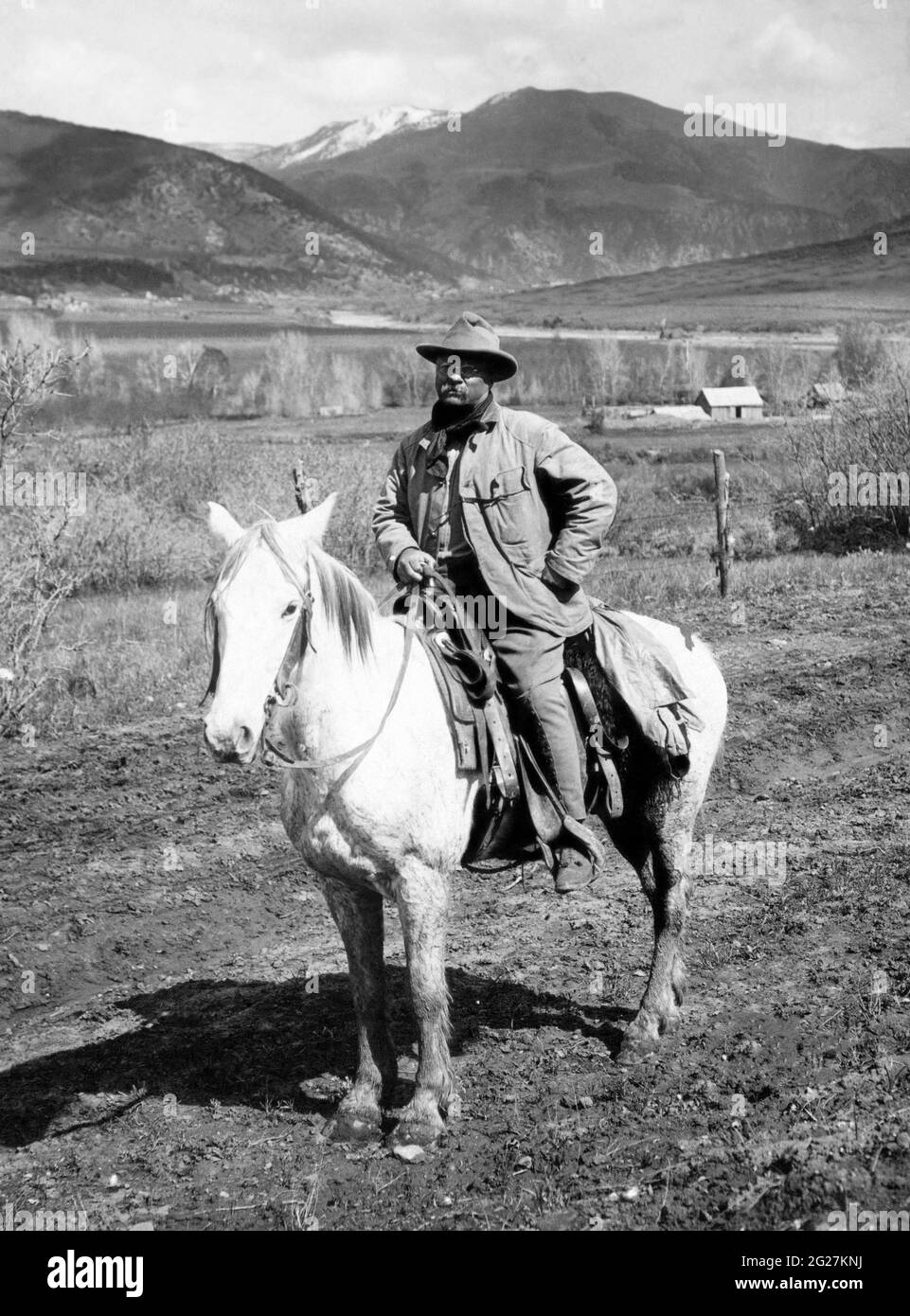Präsident Theodore Roosevelt auf dem Pferderücken, der von einer Bärenjagd in Glenwood Springs, Colorado, zurückkehrt. Stockfoto