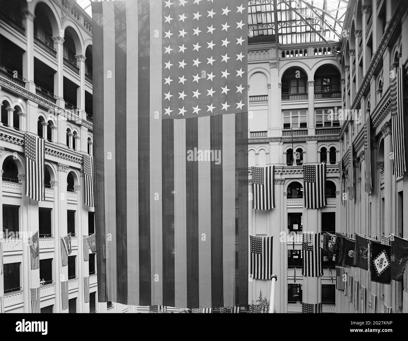 Die amerikanische Flagge hängt stolz im Old Post Office Building in Washington D.C., 1925. Im National Register for Historic Places als aufgeführt Stockfoto