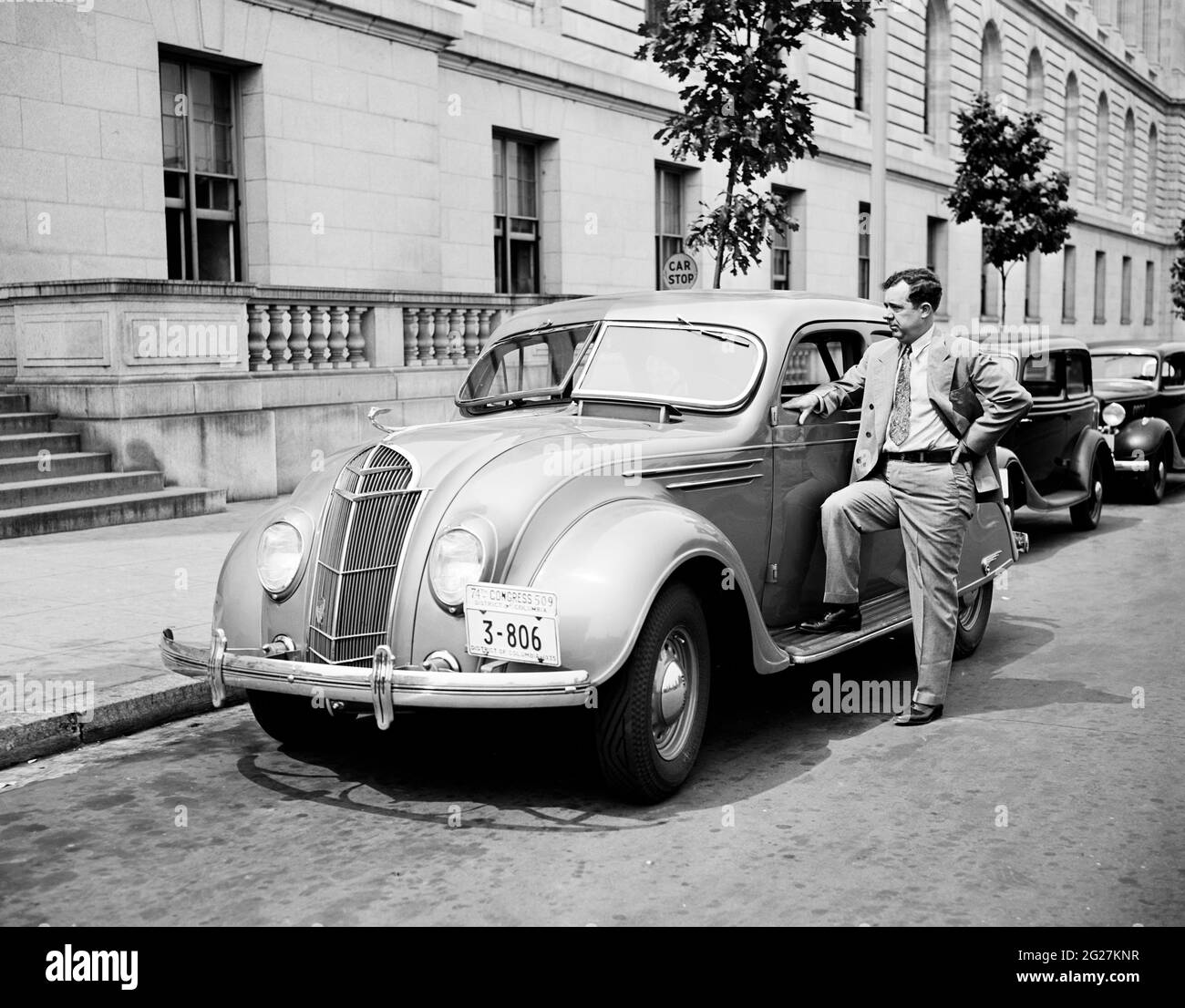 Senator Huey P. Long lehnte sich an seinen Oldtimer, der auf der Straße geparkt war. Stockfoto
