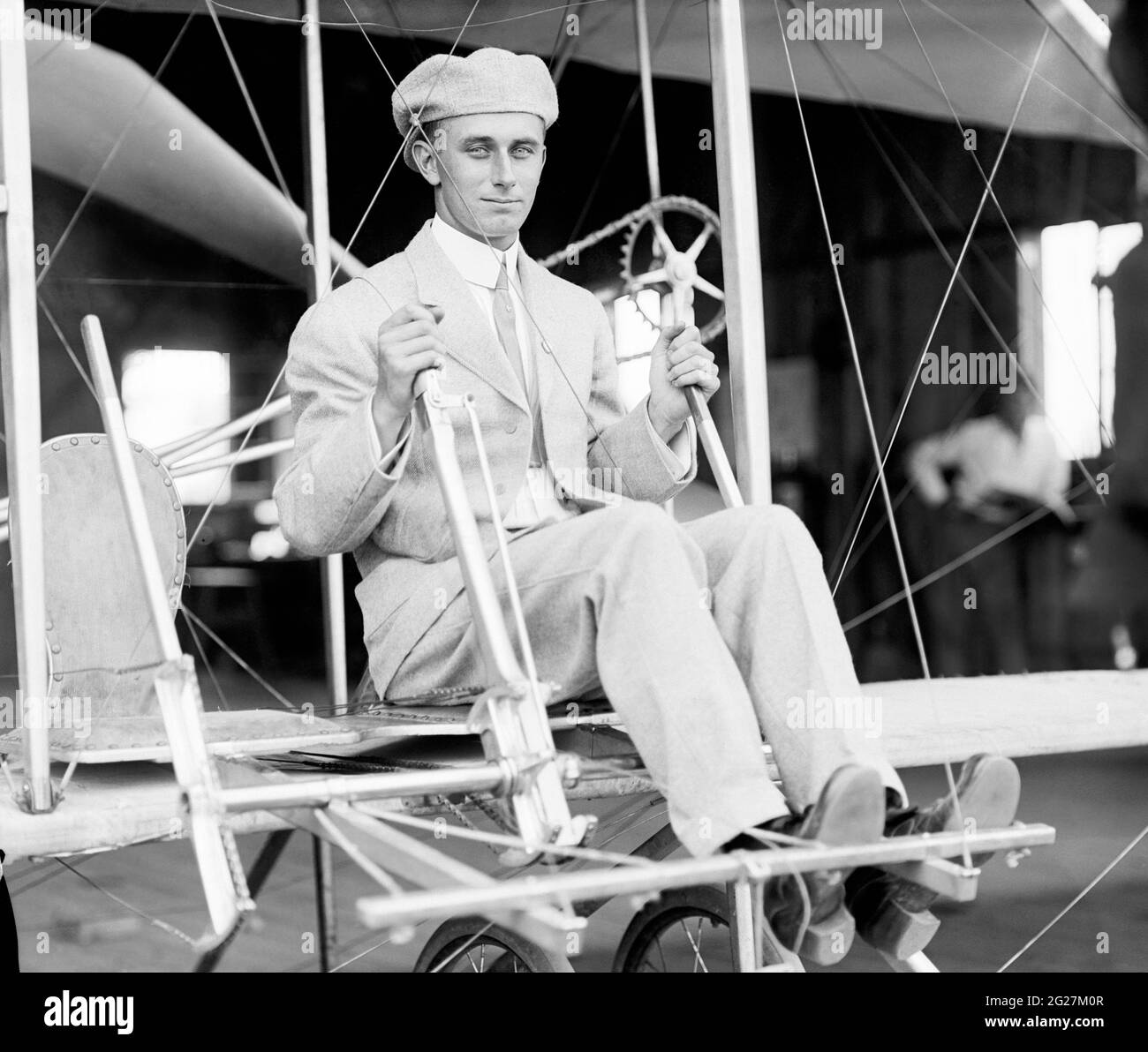 Harry Atwood, der ein Flugzeug der Gebrüder Wright während seiner Ausbildung an der Wright Flying School handhabt. Stockfoto