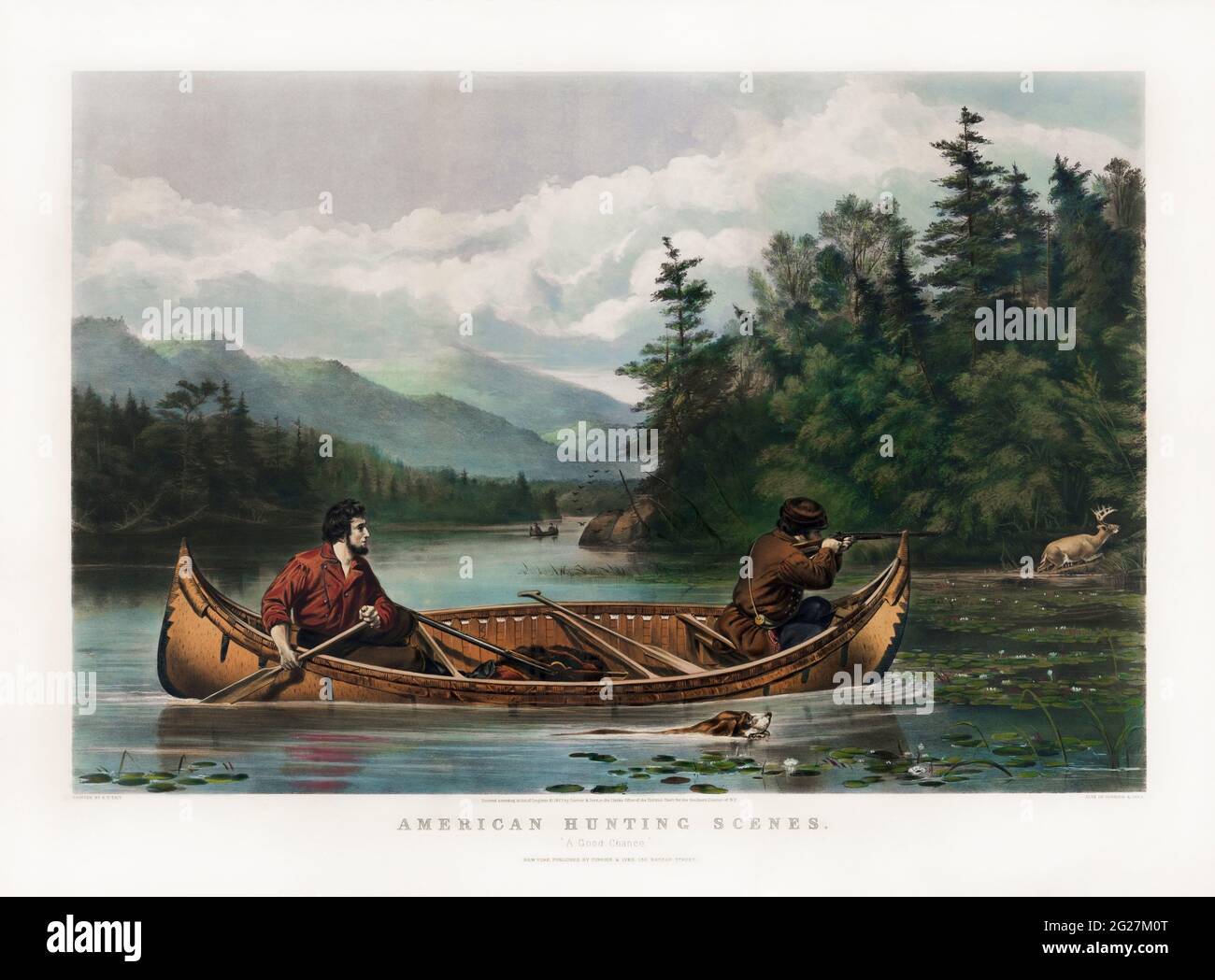 Zwei Jäger im Kanu, einer paddelt und der andere schießt sein Gewehr auf einen Elch am Ufer. Stockfoto