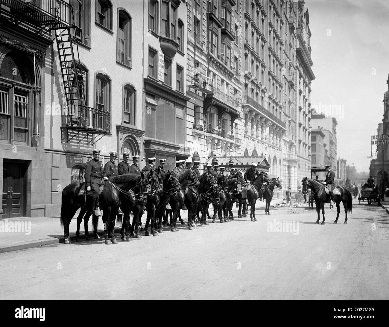 The Mounted Police of New York City, um 1905. Stockfoto