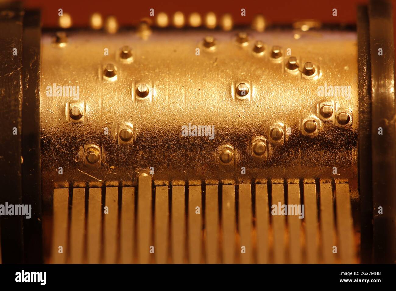 Handgekröpfte Music Box Passt Bewegungen An. Retro-Zylinder-Mechanismen. Nahaufnahme Stockfoto