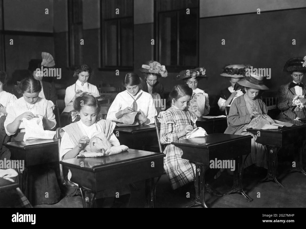 Frauen lernen die Kunst des Stickereiens an einer Schule in Boston, Massachusetts. Stockfoto