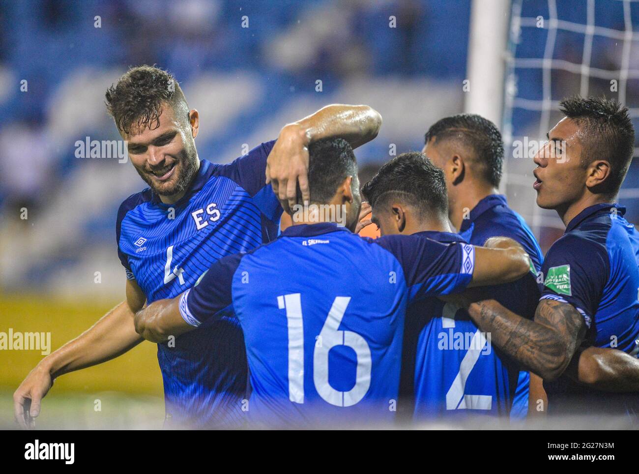 San Salvador, El Salvador. Juni 2021. Salvadorianische Spieler feiern ein Tor während der WM-Gruppe EIN Qualifying CONCACAF Fußballspiel zwischen El Salvador und Antigua und Barbuda im Cuscatlan Stadium. (Endergebnis; El Salvador 3:0 Antigua und Barbuda) Credit: SOPA Images Limited/Alamy Live News Stockfoto