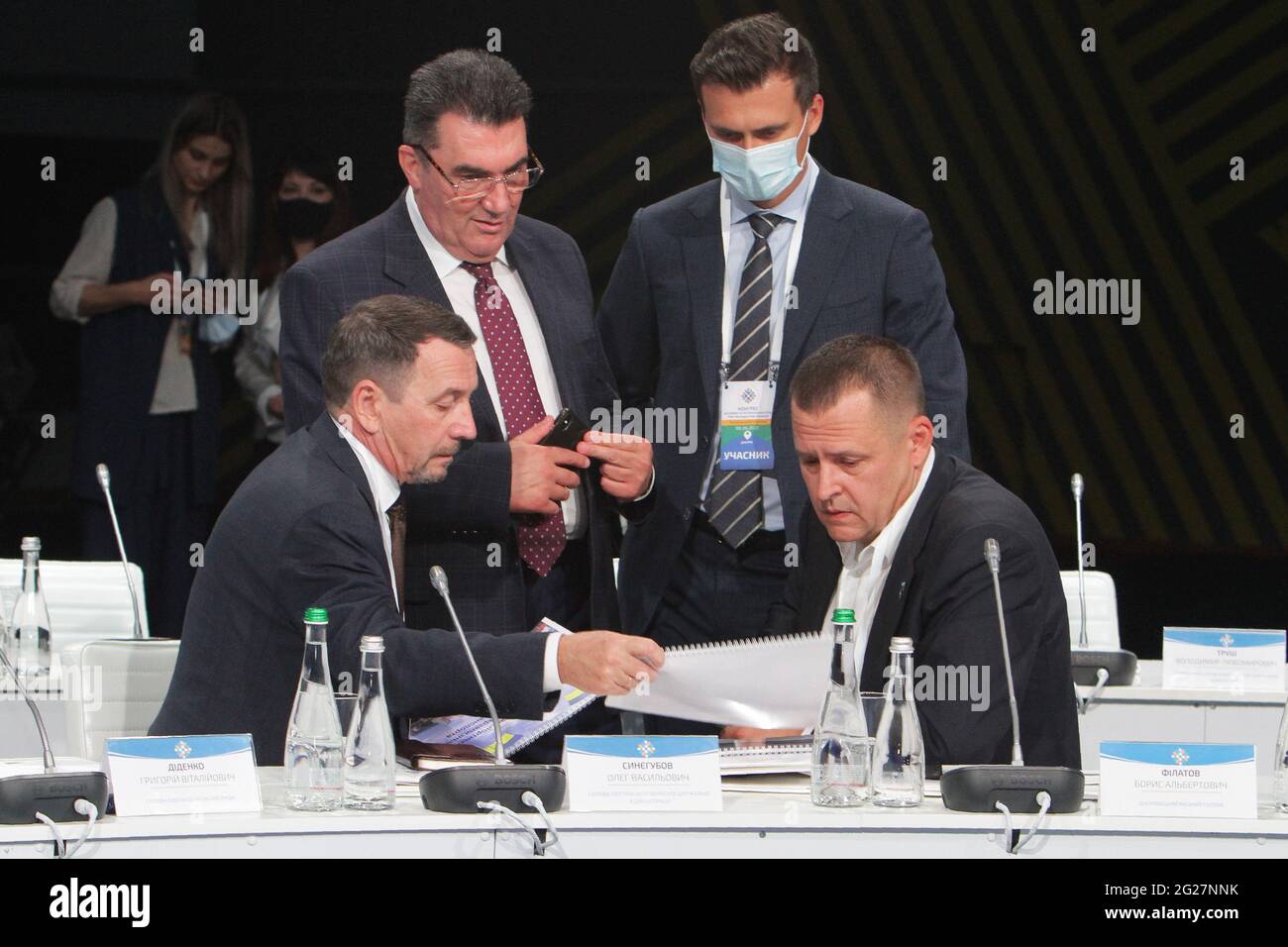 DNIPRO, UKRAINE - 8. JUNI 2021 - der Leiter der Stadt Dnipro, Borys Filatov (R), nimmt an einer Sitzung der Kammer der Regionen des Kongresses der lokalen und regionalen Gebietskörperschaften Teil Stockfoto