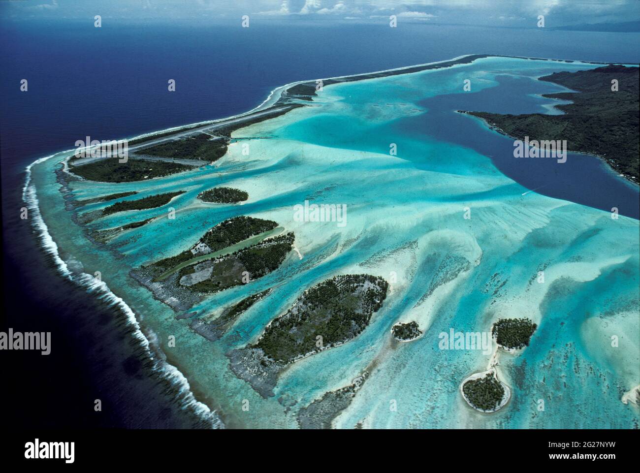 FRANZÖSISCH-POLYNESIEN. GESELLSCHAFTSINSELN. BORA BORA. LUFTAUFNAHME DES BARRIERE-RIFFS. DIE LAGUNE UND DER HOAS Stockfoto