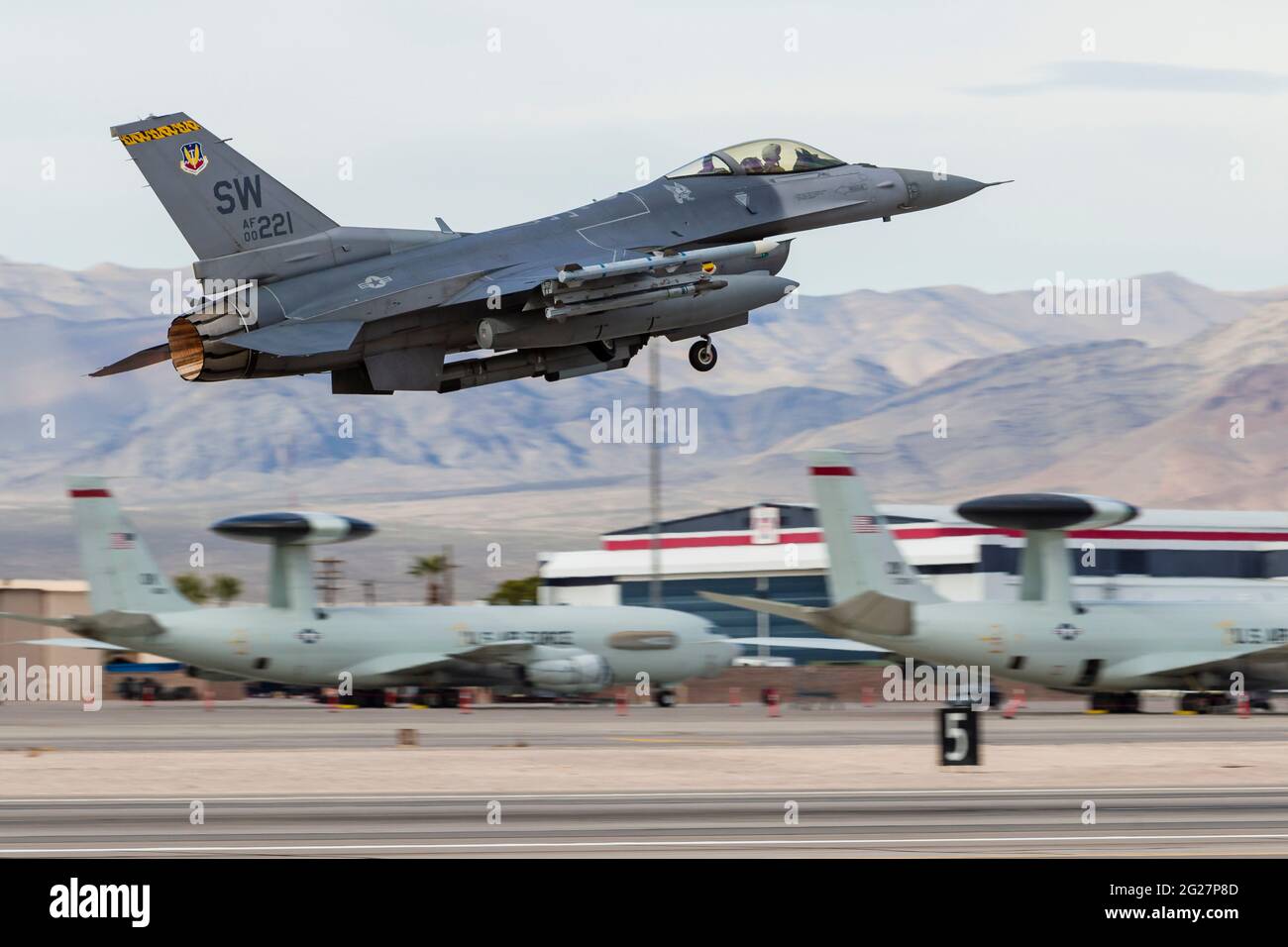 Eine US Air Force F-16CJ startet von der Nellis Air Force Base, Nevada. Stockfoto