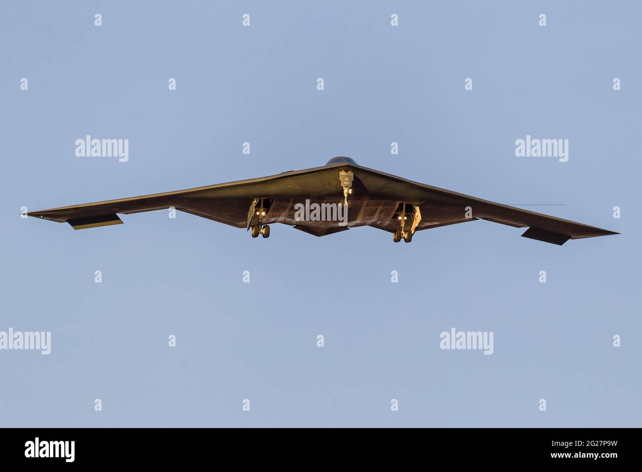Eine US Air Force B-2A Spirit kurz vor Sonnenuntergang. Stockfoto