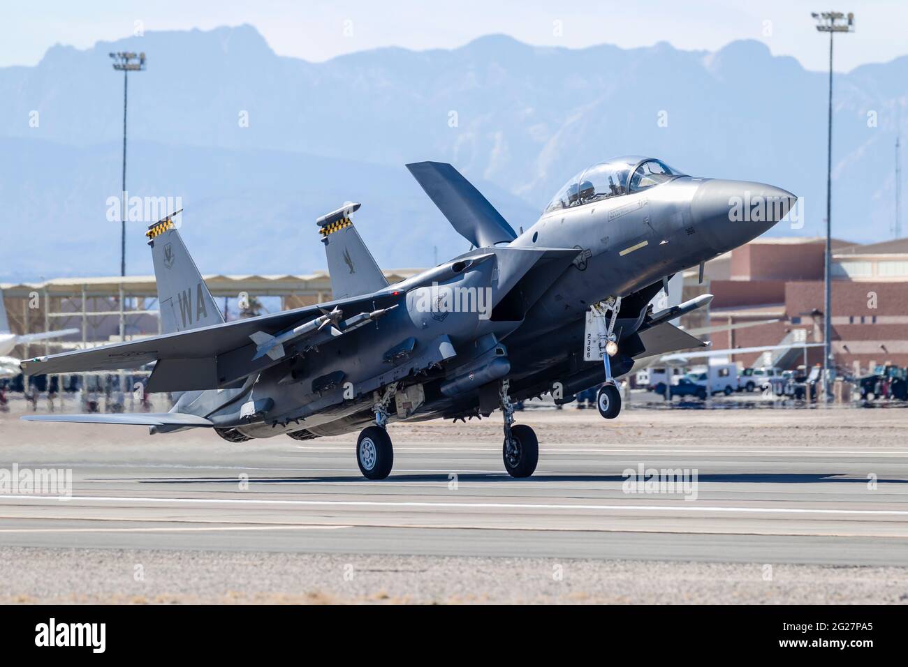 Ein US-Air Force F-15E Strike Eagle landet auf dem Nellis Air Force Base, Nevada. Stockfoto