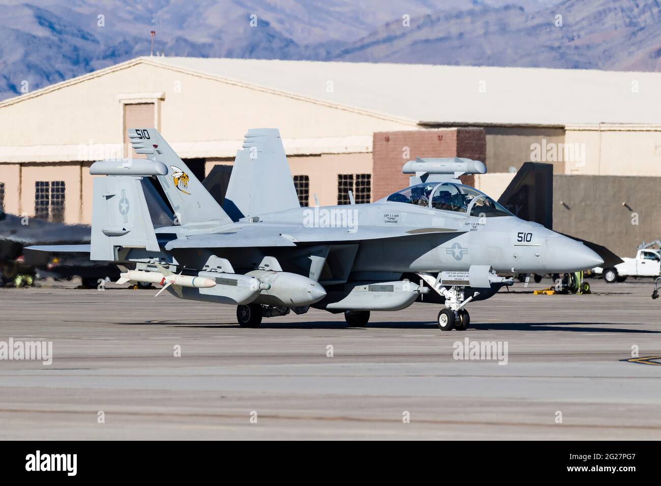 Ein EA-18G Growler der US Navy taxiert vor dem Abflug mit seinem Flügel-Ordner. Stockfoto