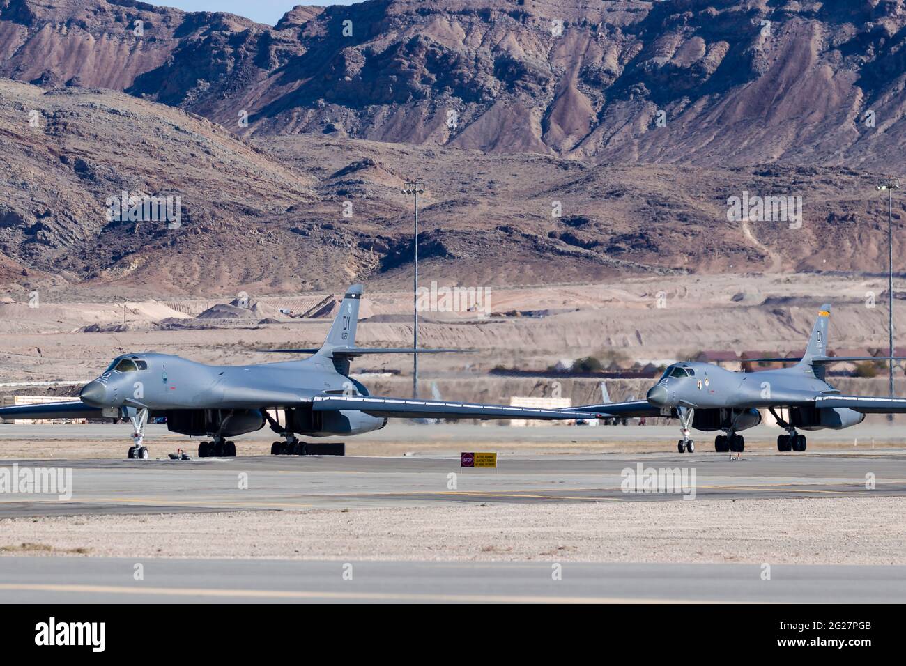 Zwei US Air Force B-1B Lancer-Bomber Rollen auf der Nellis Air Force Base, Nevada. Stockfoto