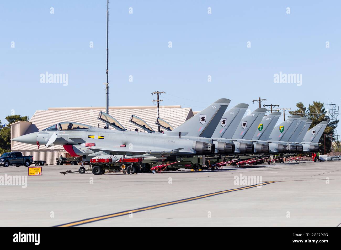 Eine Reihe von Royal Air Force Eurofighter Typhoon-Kämpfern auf der Nellis Air Force Base, Nevada. Stockfoto